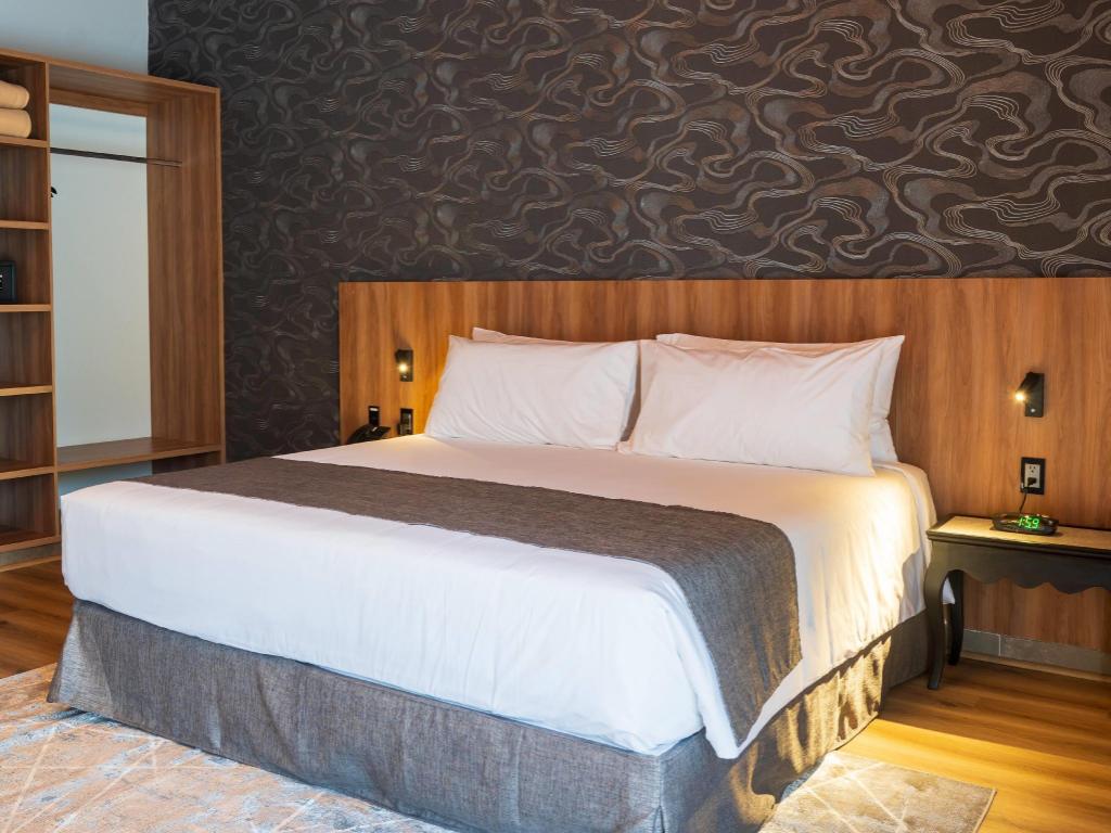 Suite, King Bed, Sofa