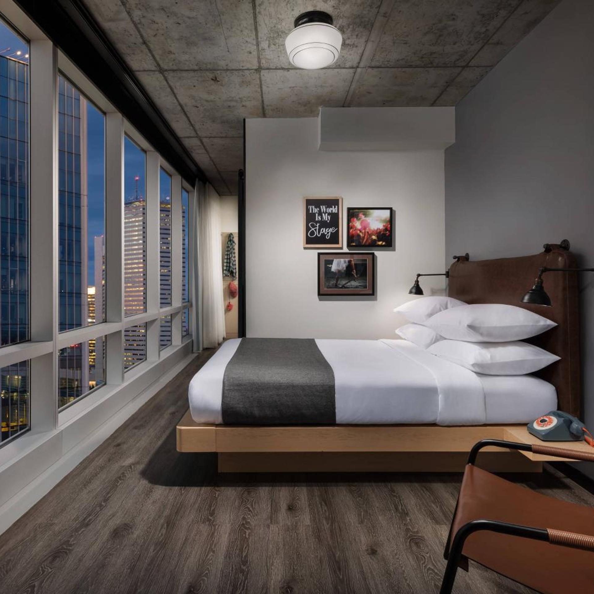 Guest Room, Queen Bed, Theater View, City View