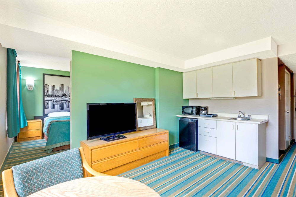 Super 8 by Wyndham Toronto East ON 28/50