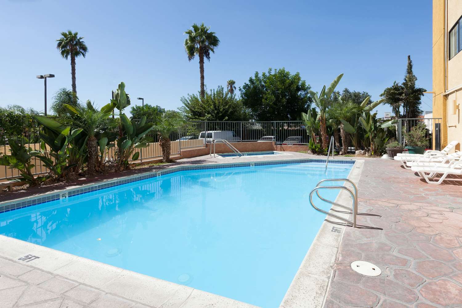 Ramada Plaza By Wyndham Garden Grove/Anaheim South 24/43