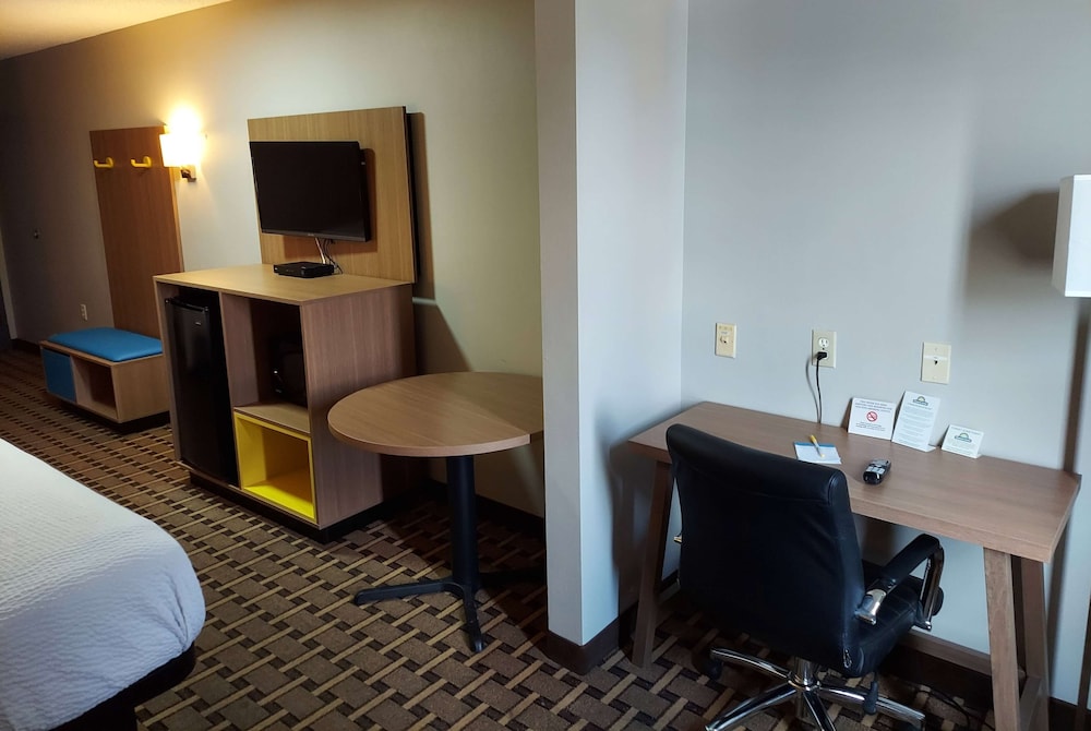 Days Inn & Suites by Wyndham Huntsville 14/19