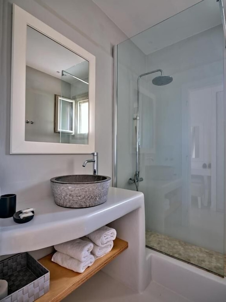 Empire Luxury Villas 46/48