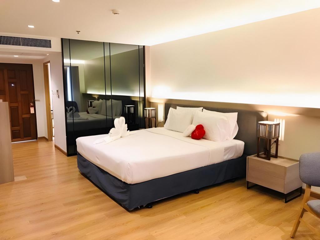 Deluxe, King Bed, Pool Side