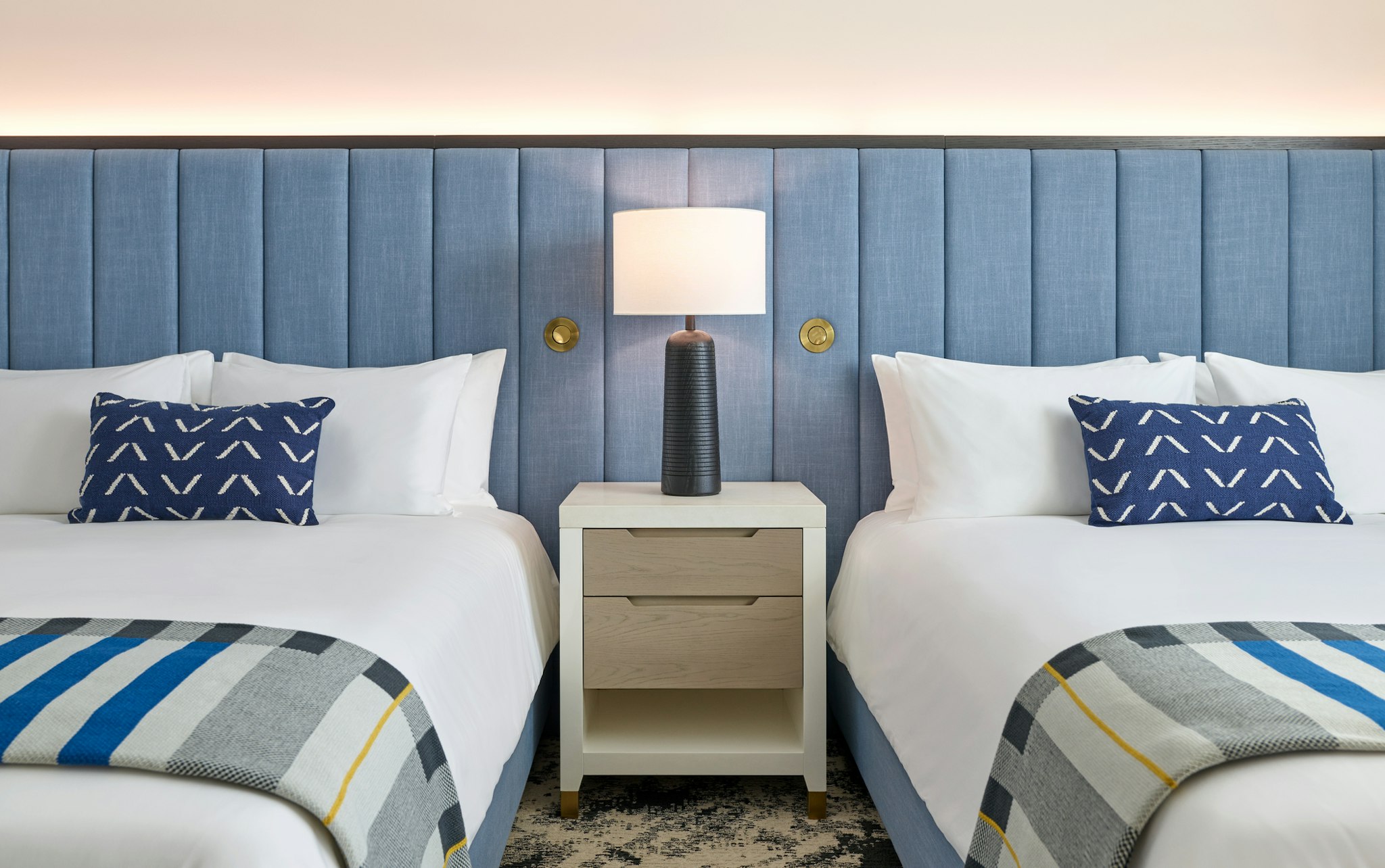 2 Queen Beds, Limelight Boulder 10/11