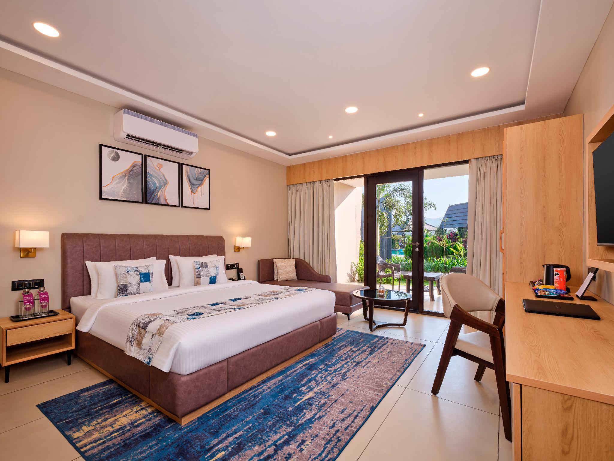 Premier, Queen Bed, Garden View