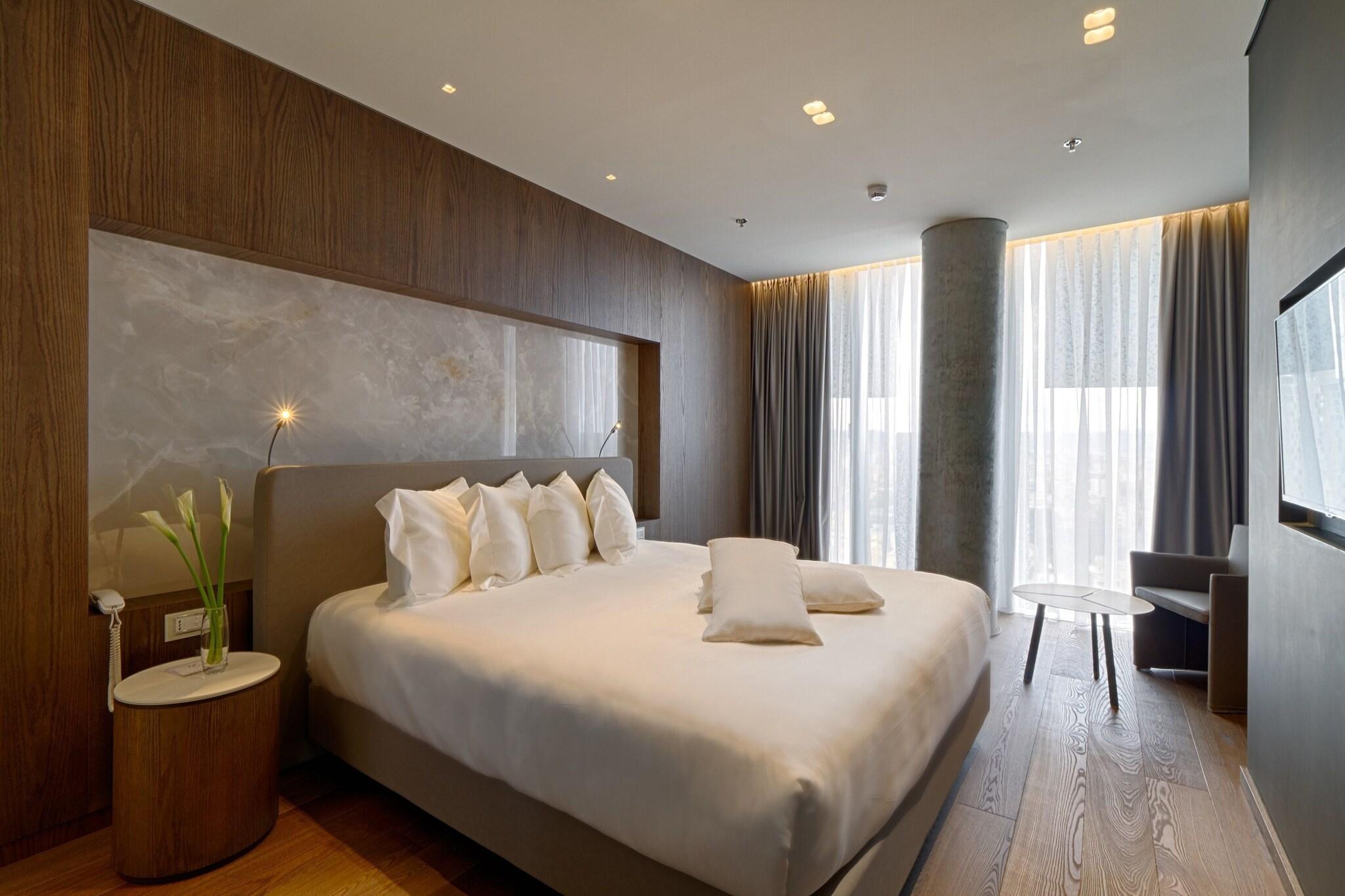 1 Bedroom, Suite, City View, Maritim Hotel Plaza Tirana 2/2