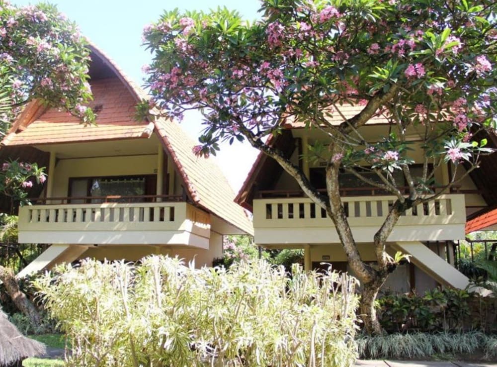 BESAKIH BEACH HOTEL 7/67