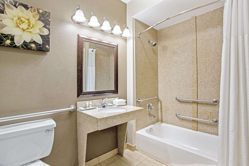 La Quinta Inn & Suites by Wyndham Fairfield TX 15/58