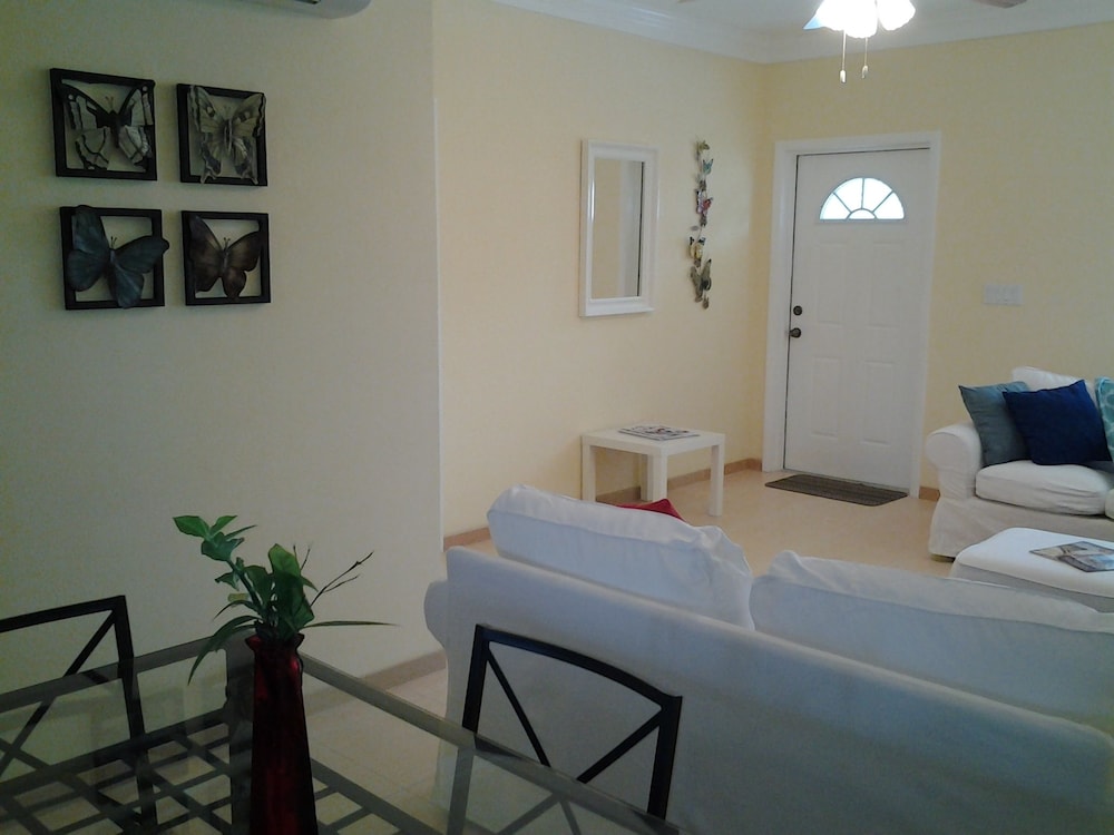 Sir Charles Guest House 16/34