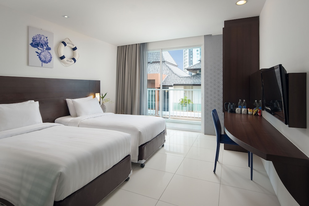 Rodina Beach Hotel 17/74