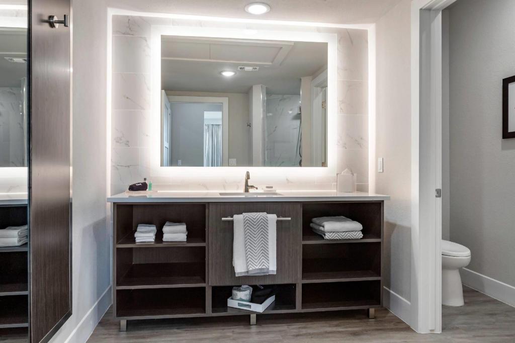 Upgrade, Suite, King Bed، Cambria Hotel Austin Uptown near the Domain 4/4