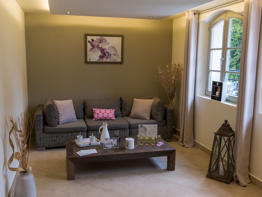 Hotel Castel Maintenon - Handwritten Collection 32/64