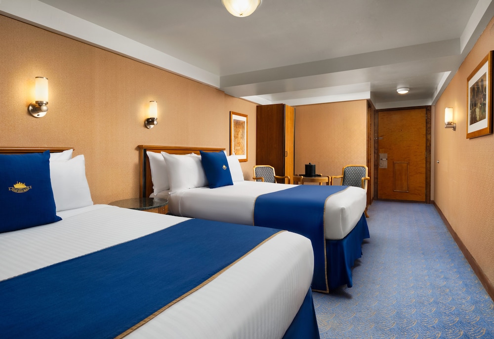 STATEROOM, STANDARD, 2 QUEEN BEDS