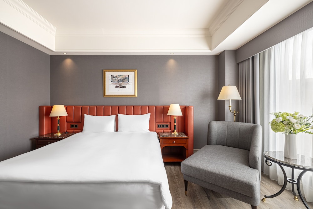 Lakeshore Hotel 14/50