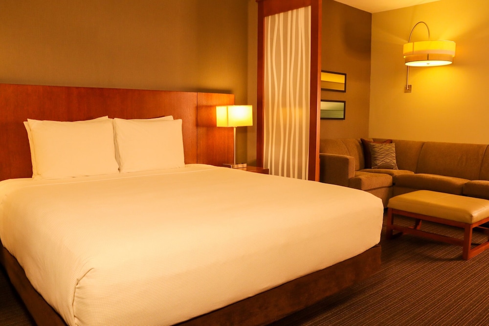 ROOM, KING BED