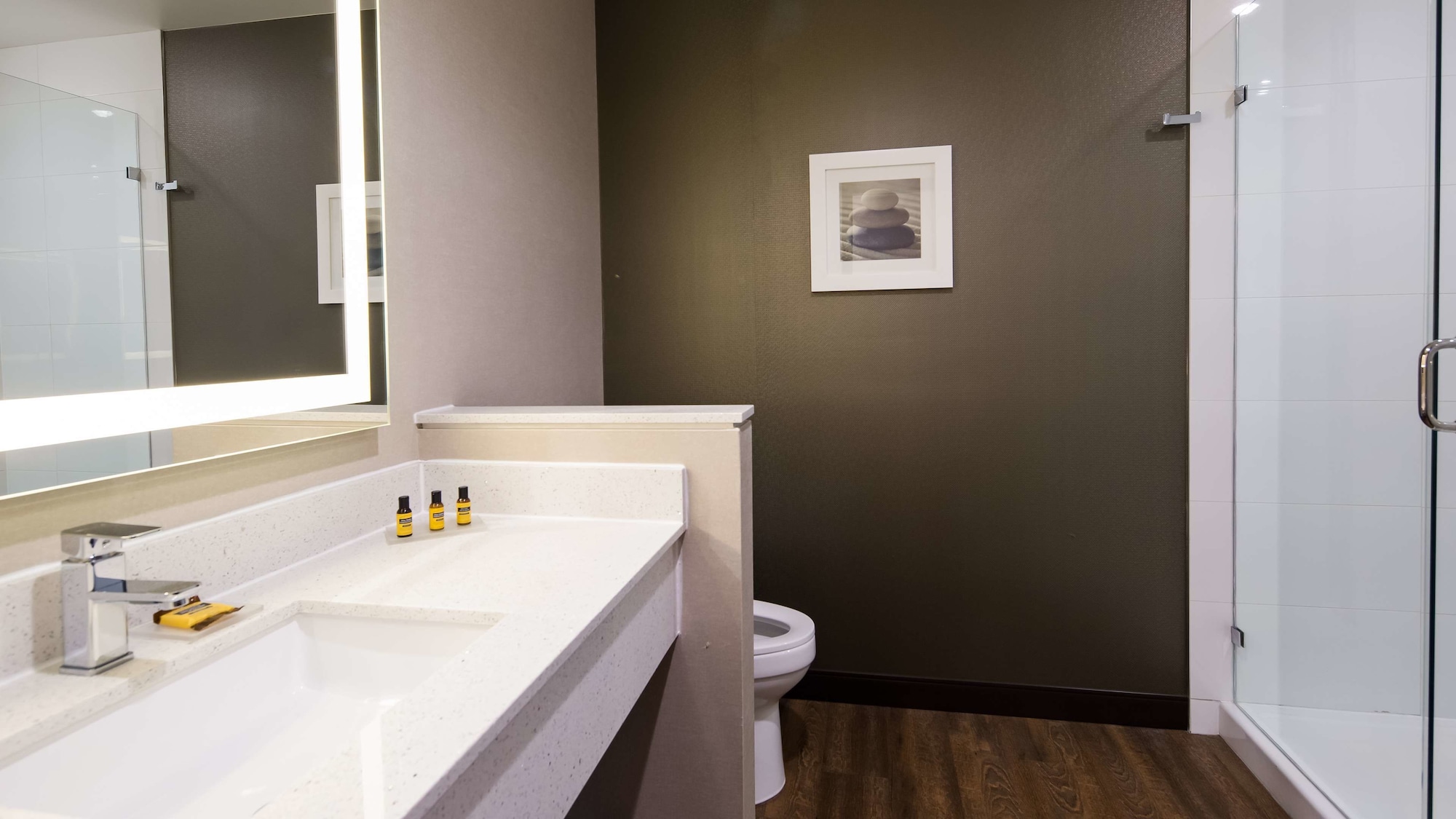 غرفة قياسية بسرير كينج مع أريكة بمطبخ صغير، Best Western Plus Hinton Inn and Suites 7/9