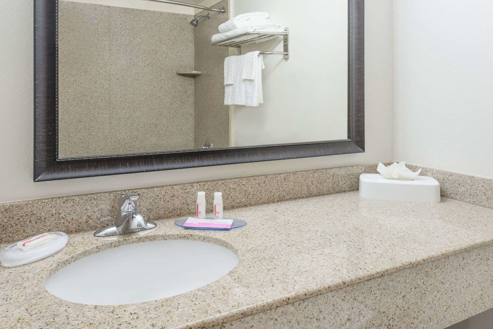 Holiday Inn Express Hotel Suites Jenks 20/72