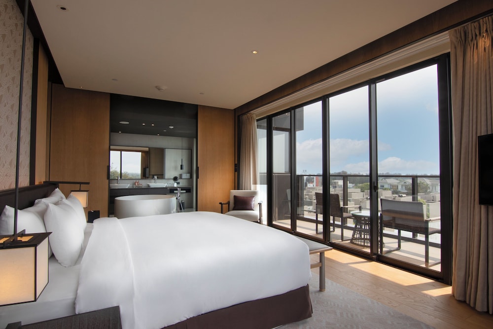 Junior Suite, Studio, King Bed, River View, Balcony