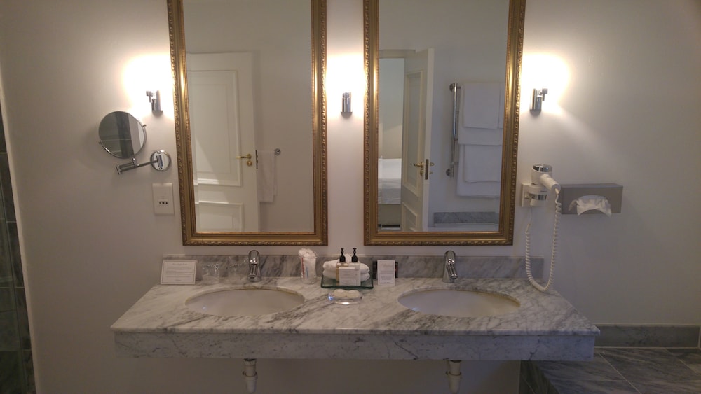 The Andros Deluxe Boutique Hotel 66/67
