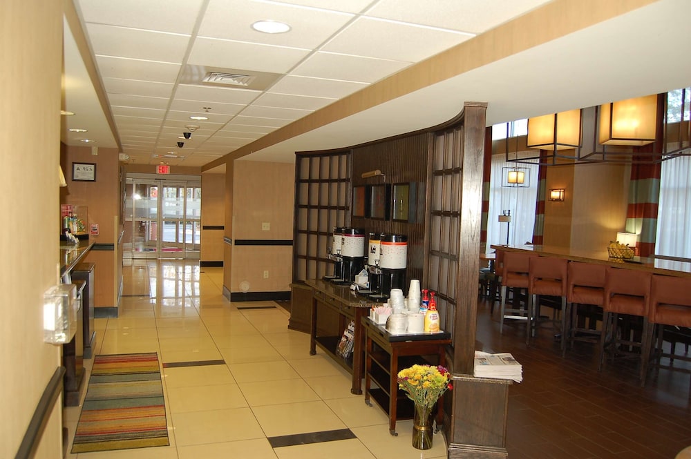 Hampton Inn and Suites Charlotte Airport 42/63