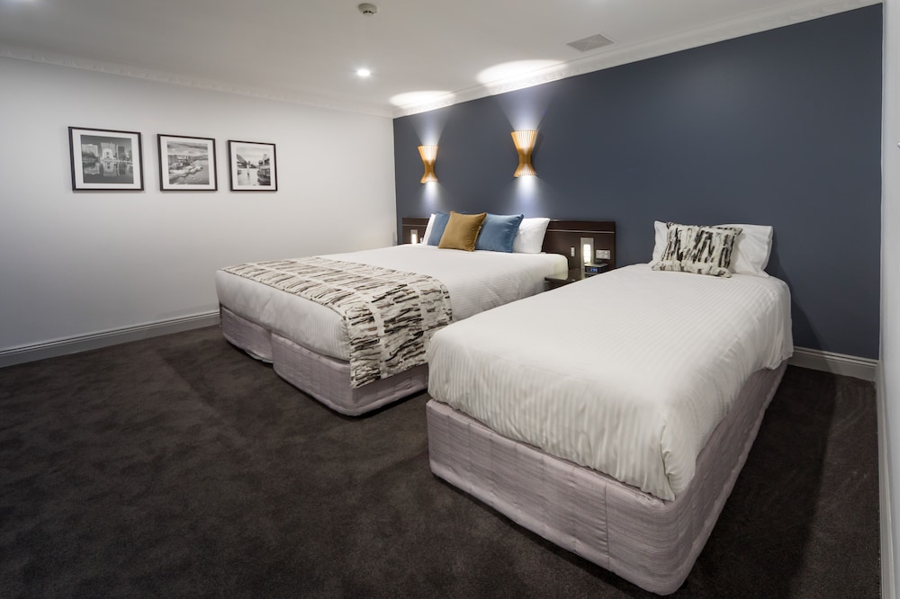 HYDE PARK INN 20/50