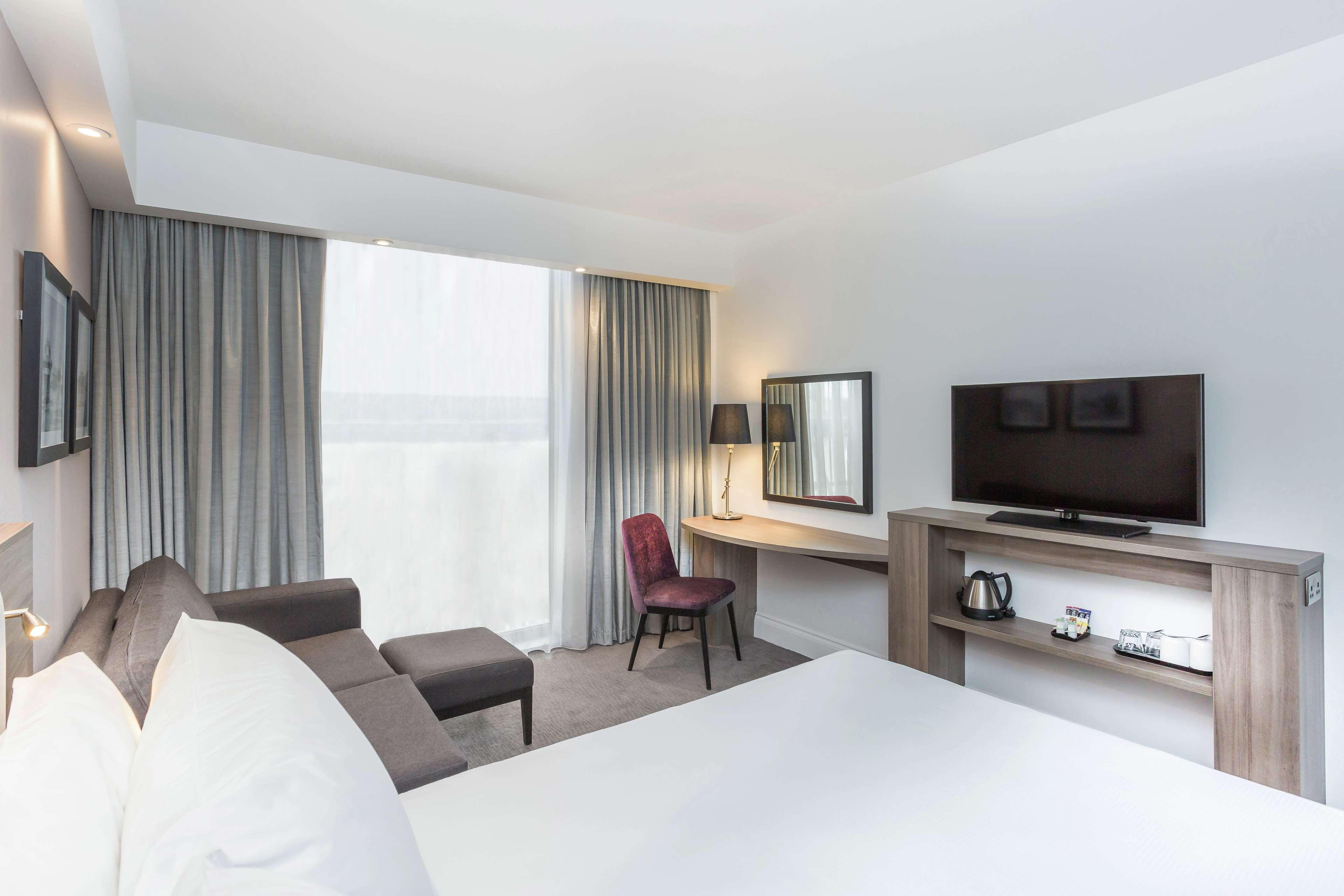 ROOM, QUEEN BED, SOFA