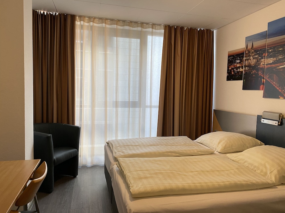 Hotel Opera 10/42