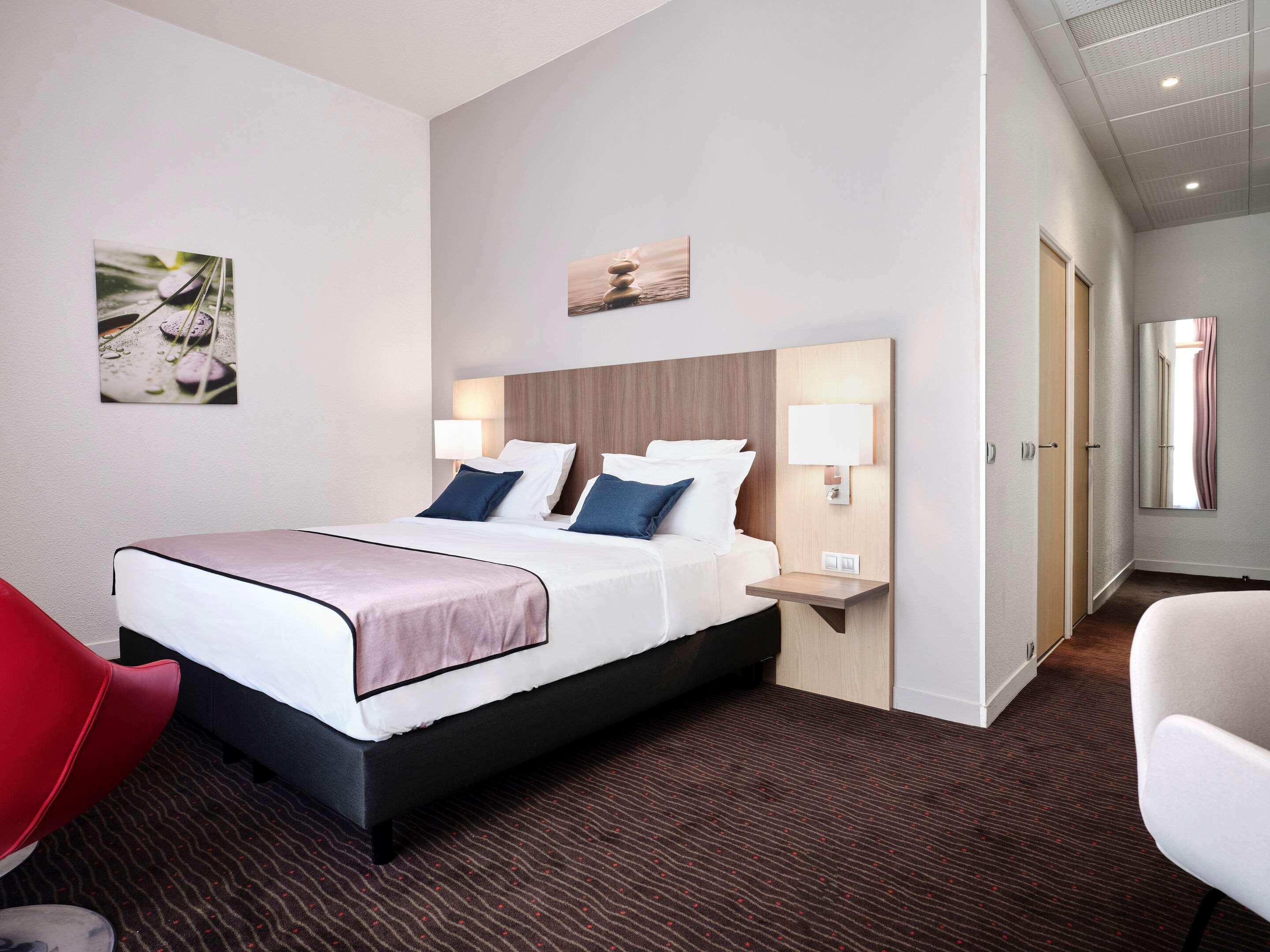 ROOM, QUEEN BED