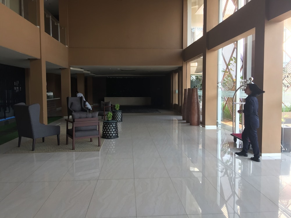 Front One Akshaya Hotel Karawang 14/61