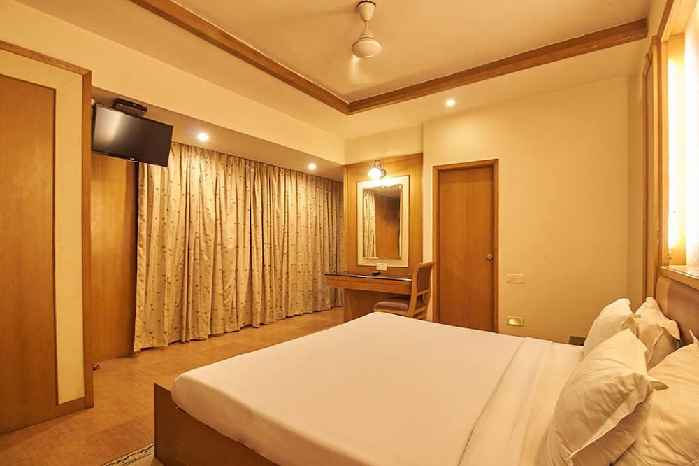 HOTEL ROOPA 35/63