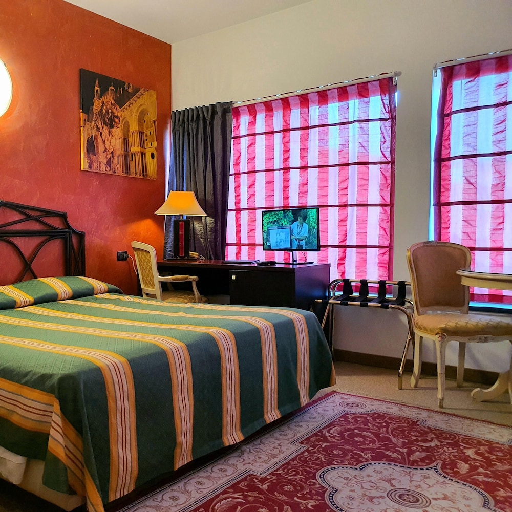 ROOM, QUADRUPLE