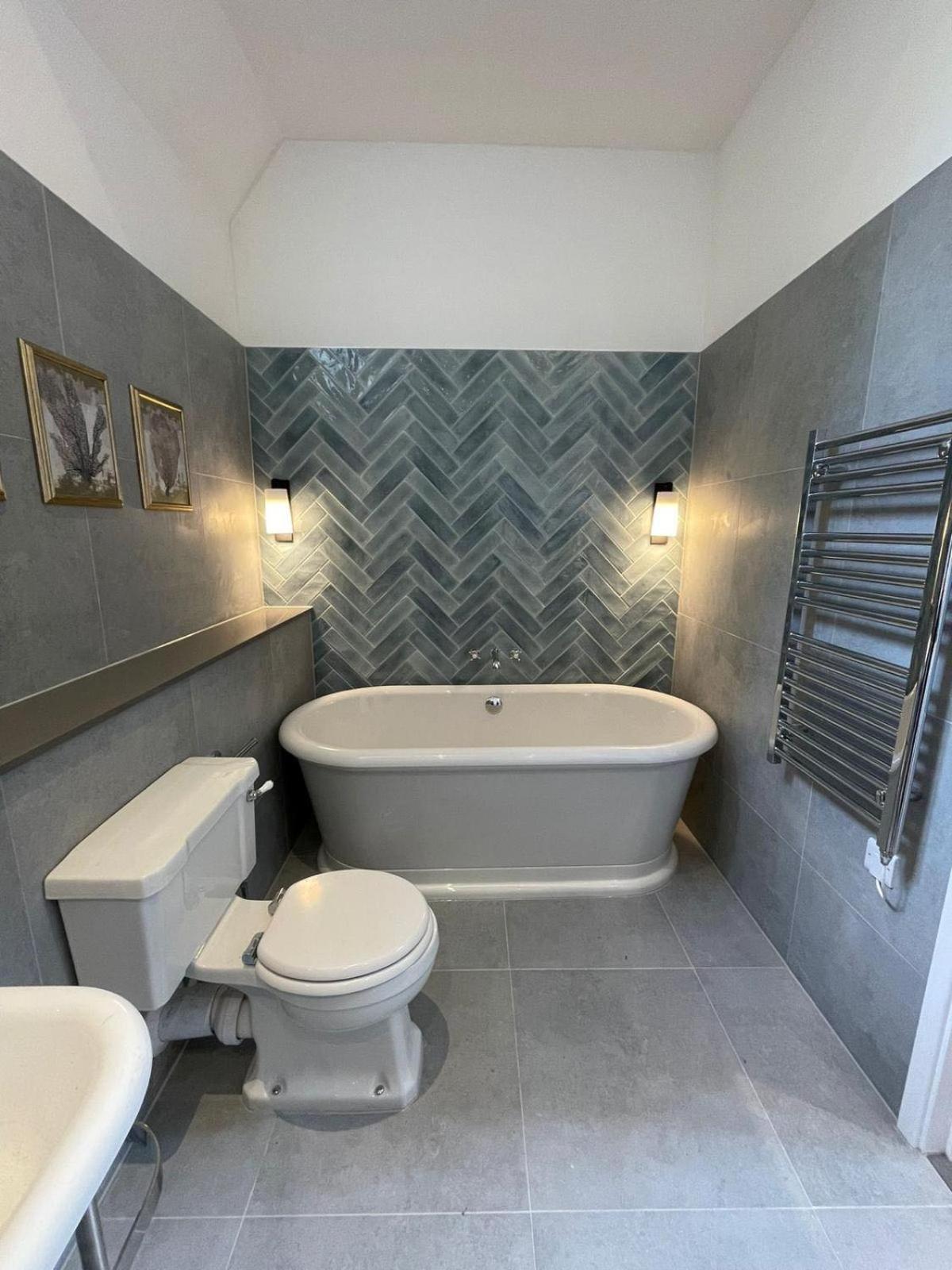جناح مع أريكة، New Place 4/4