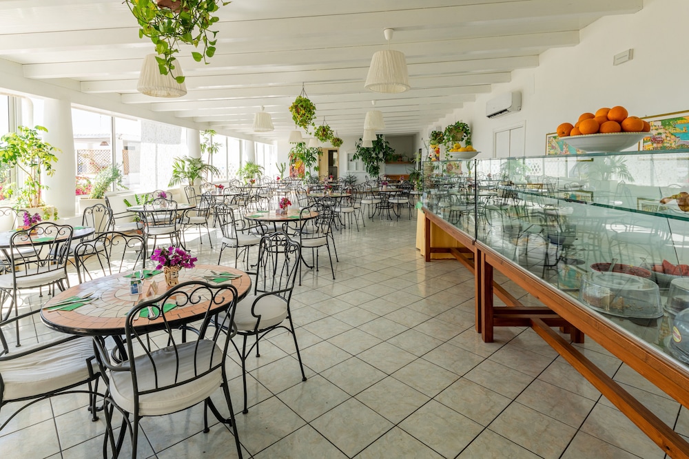 restaurant cafeteria