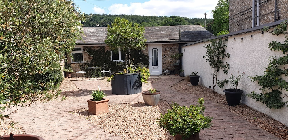 Monkton Court Hotel 44/50