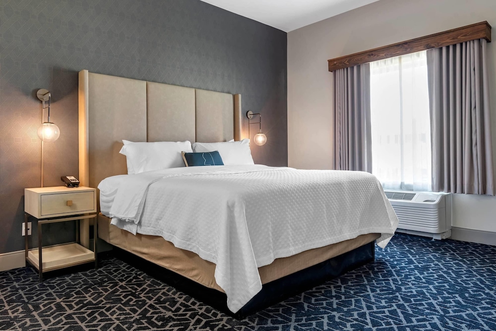 Room, King Bed, Wing Building
