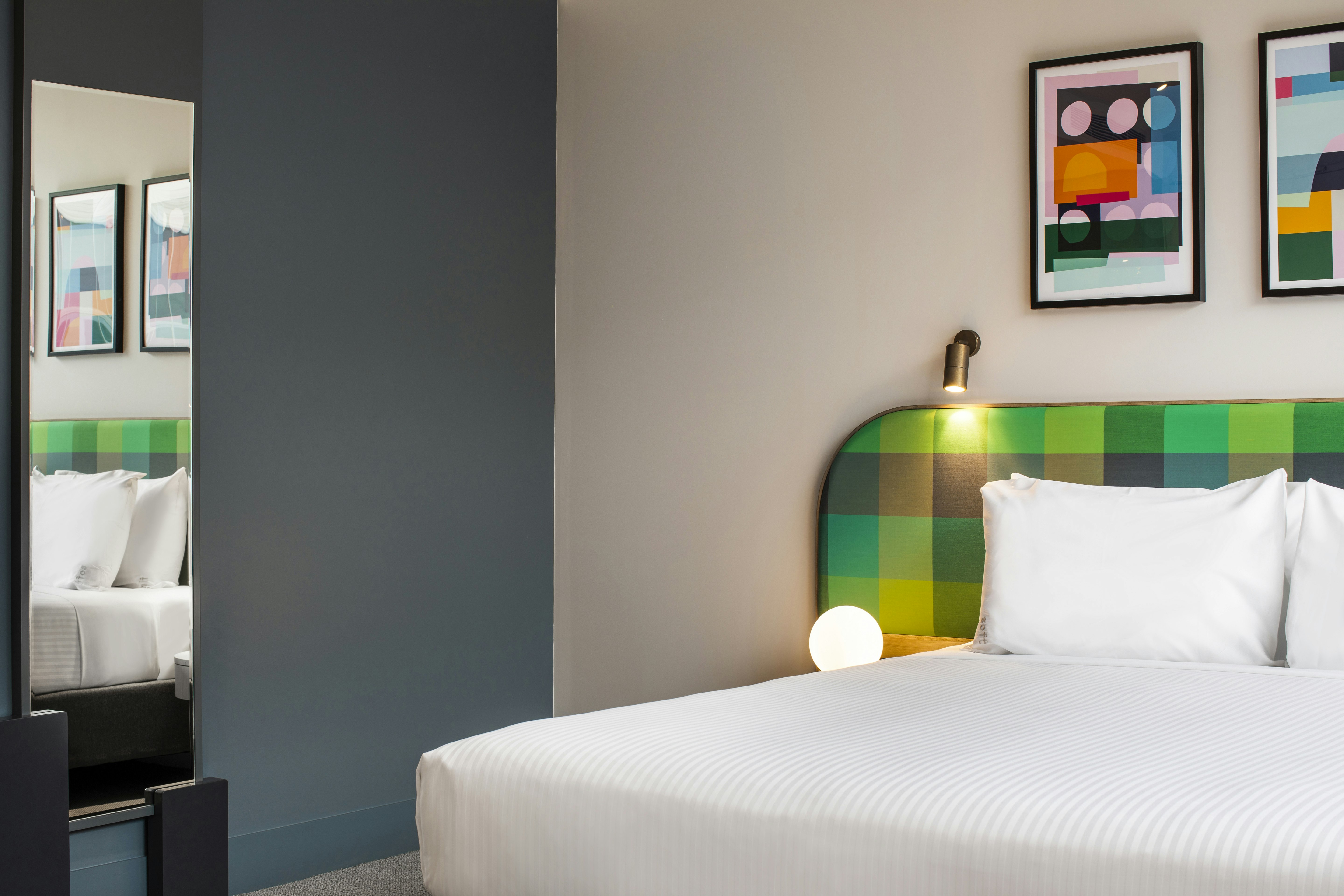 HOLIDAY INN WERRIBEE 27/75
