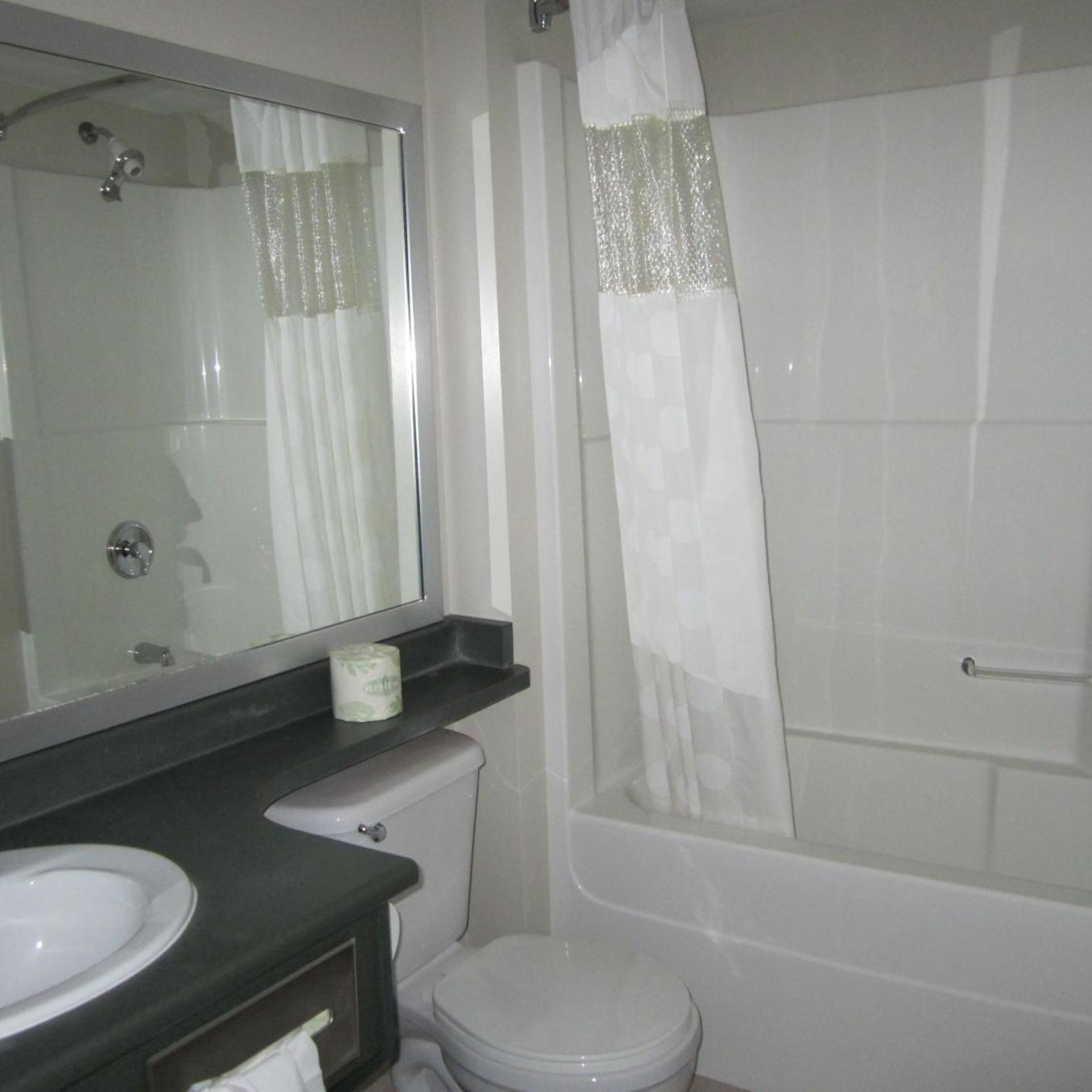 غرفة بسرير كينج وسرير كوين، Ramada Limited - Merritt 7/10