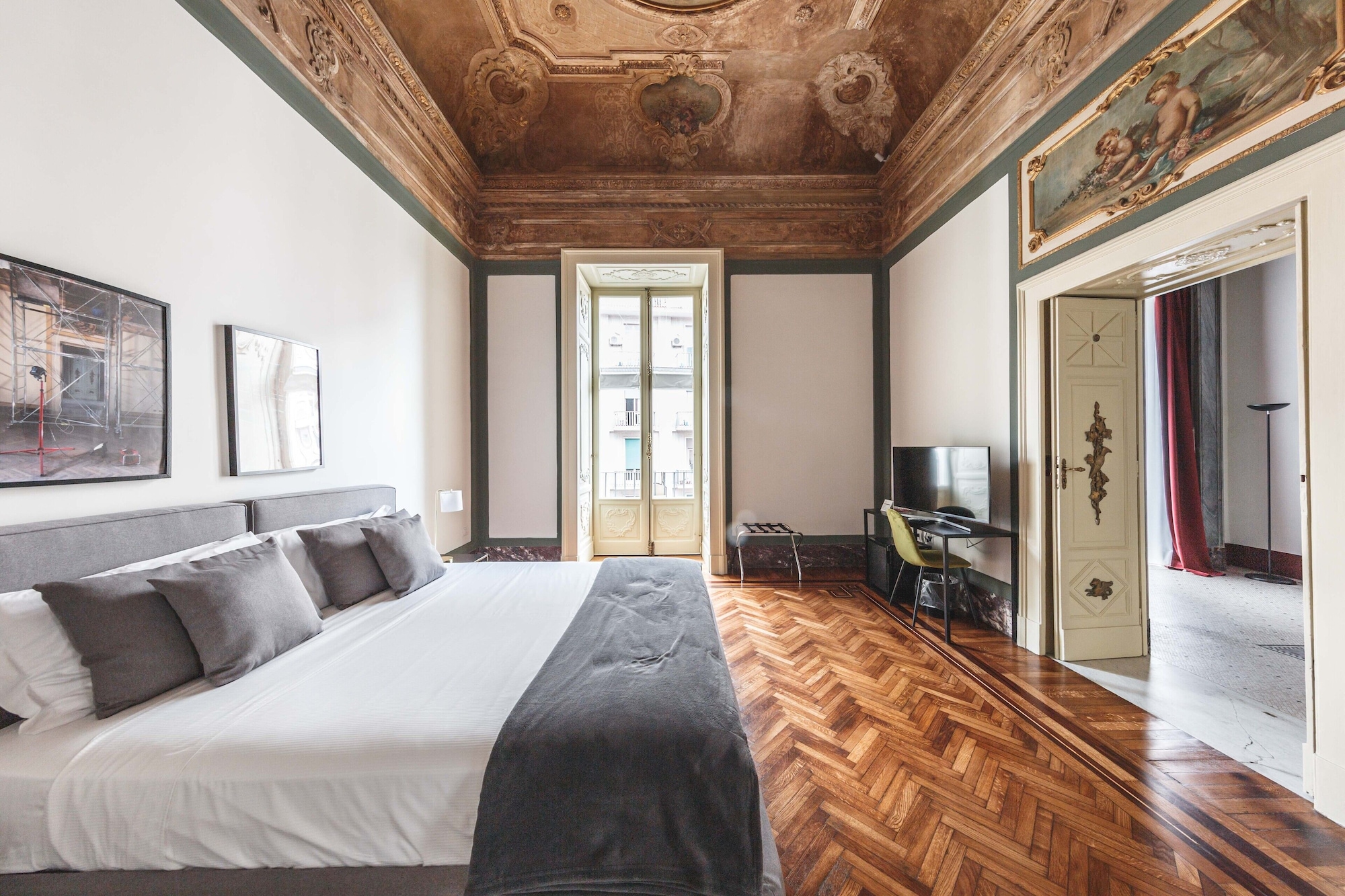 ROYAL, SUITE