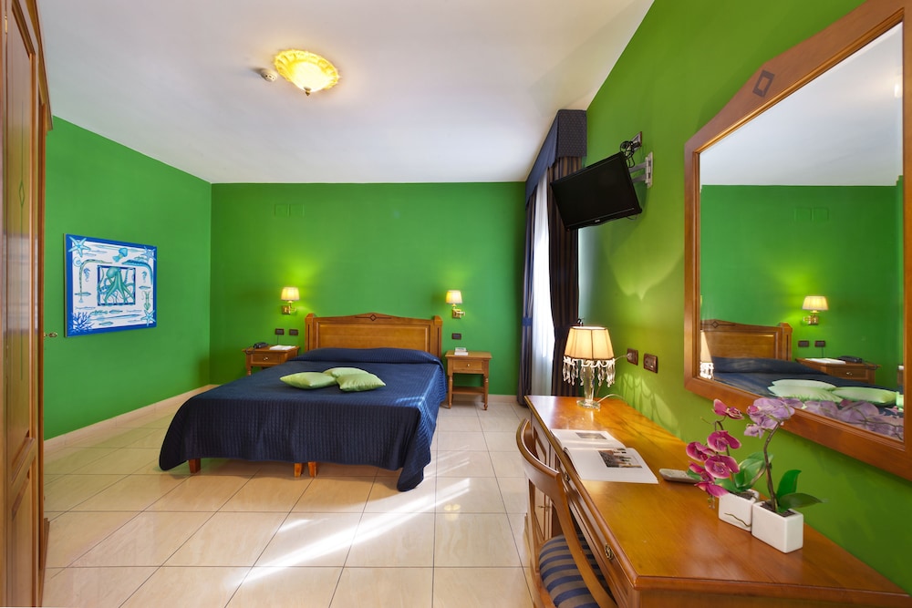 Ulisse Deluxe Hostel 38/42