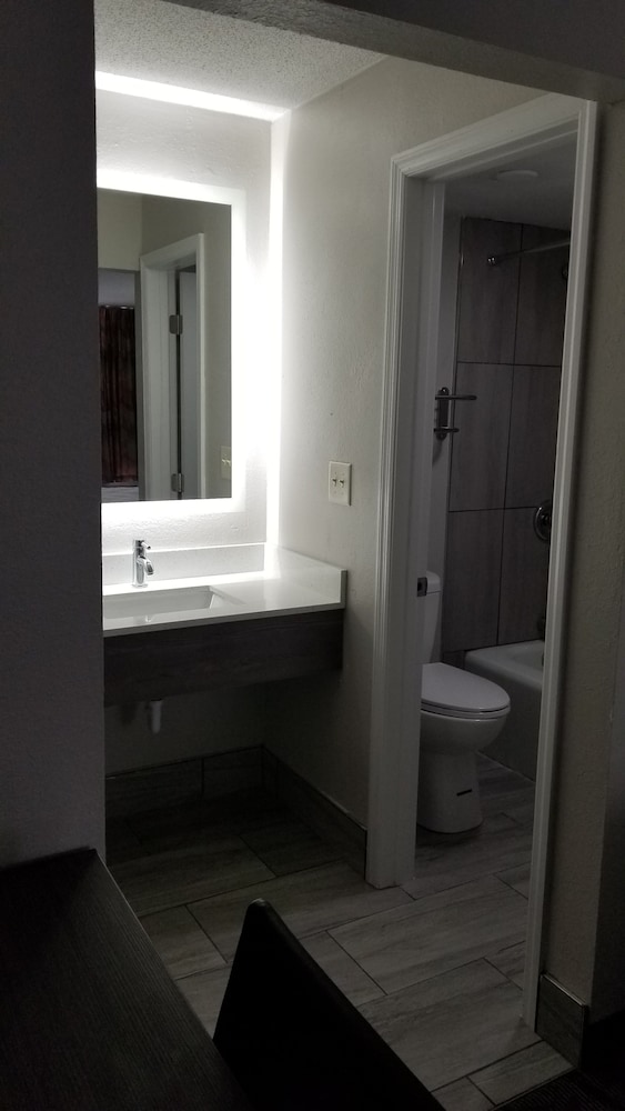 غرفة بسريرين كوين للمدخنين، Days Inn and Suites by Wyndham Charleston Airport West 4/4