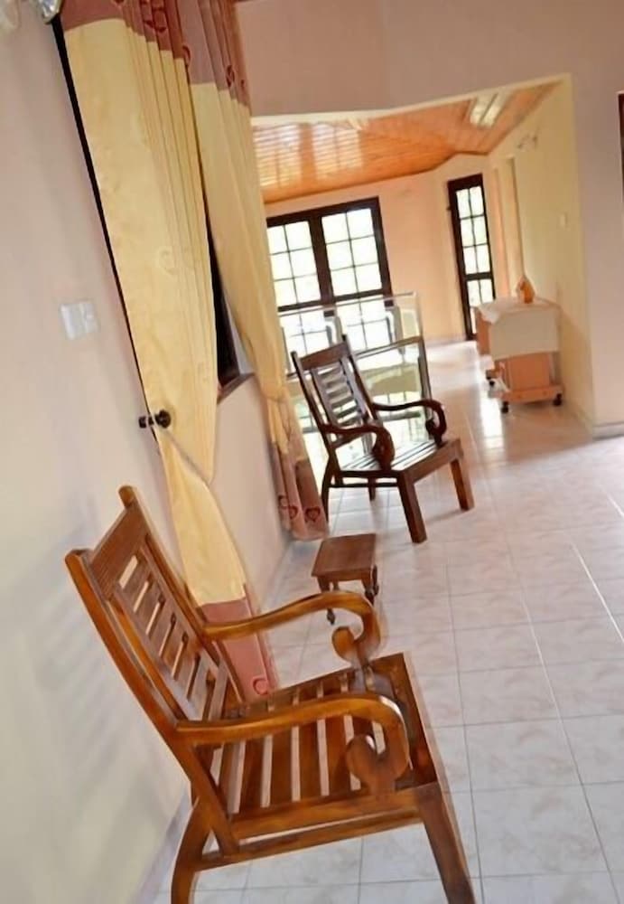 Sugandi Inn 18/40