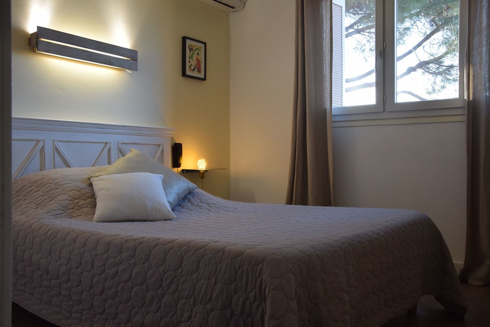 Hotel Le Grillon 9/25