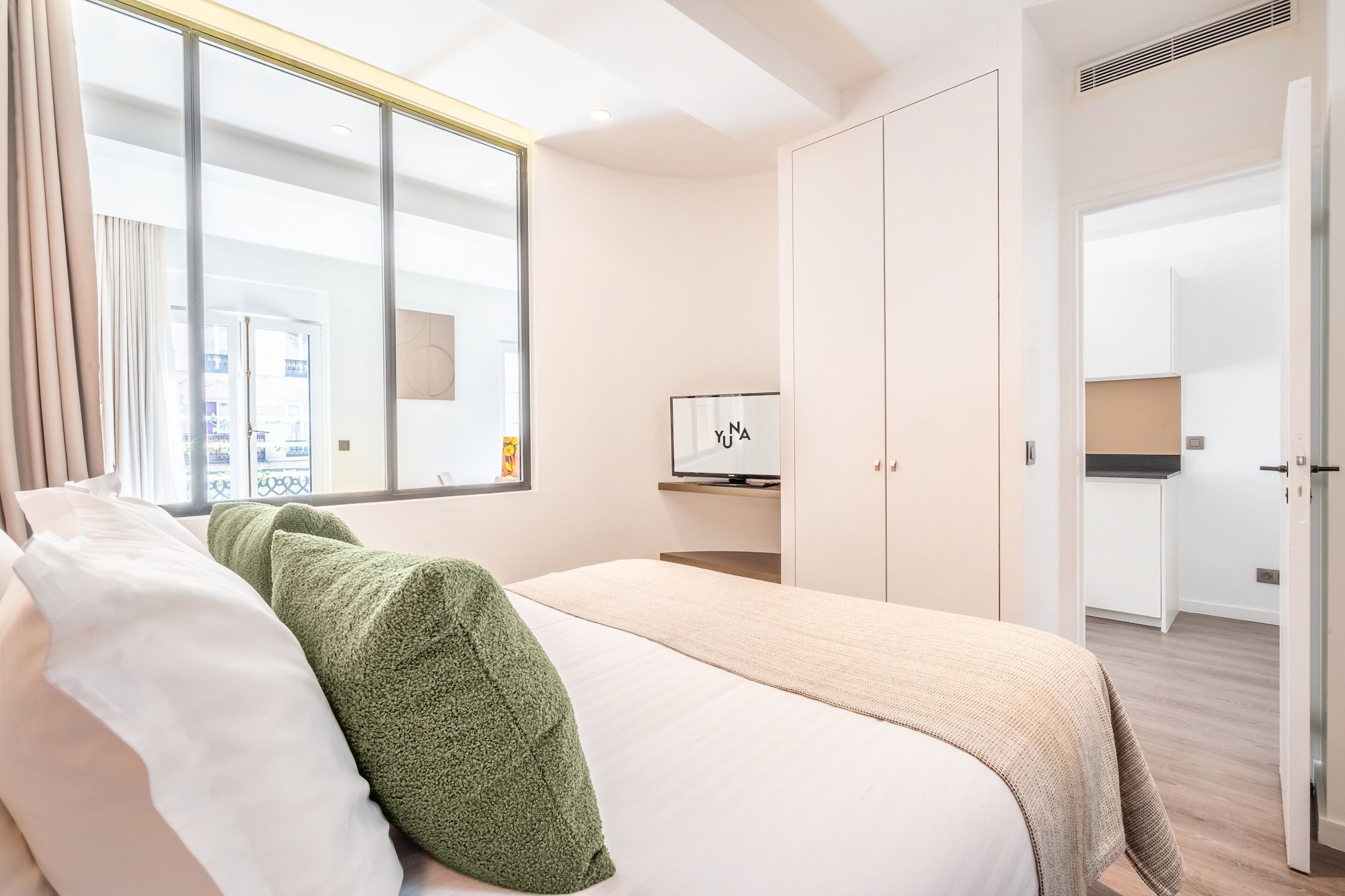 1 BEDROOM, APARTMENT, CITY VIEW