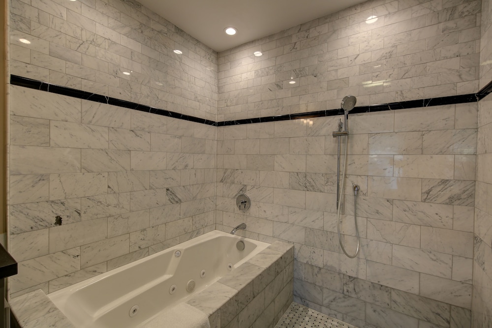 Glenmore Plaza Hotel 55/59