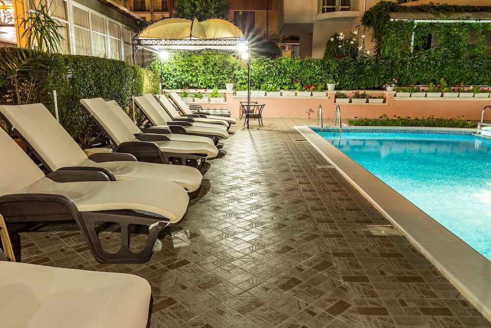 FAMILY HOTEL VENERA 45/48