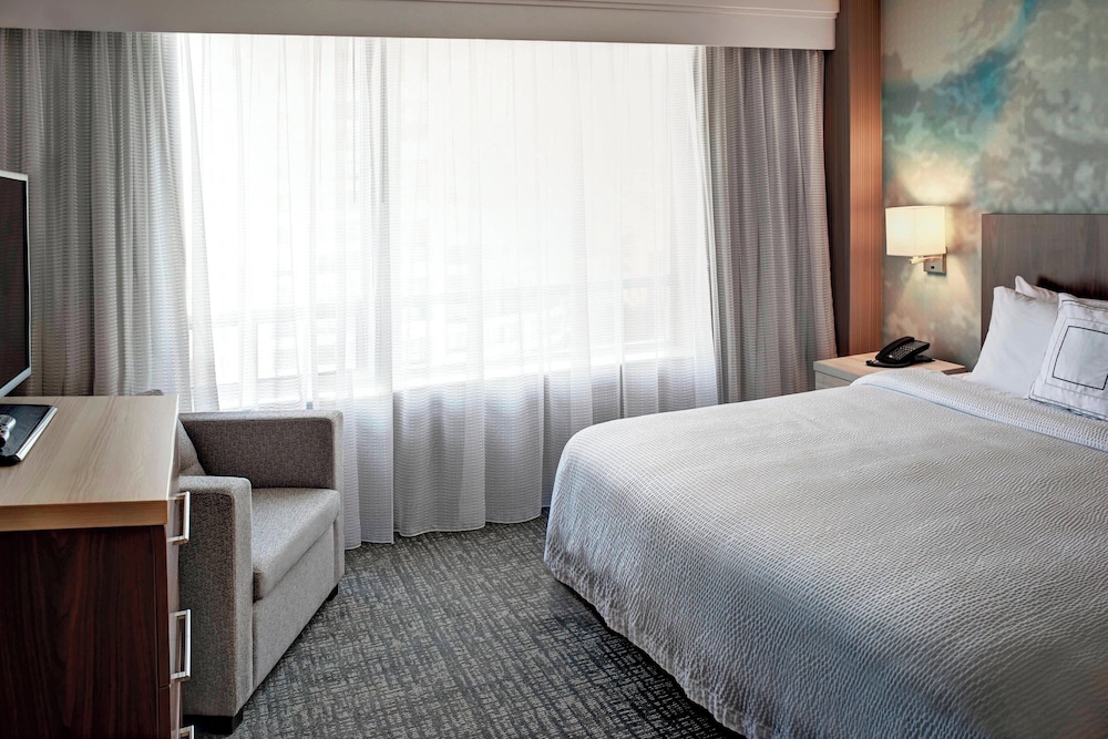 Room at Courtyard By Marriott Downtown Toronto, TORONTO