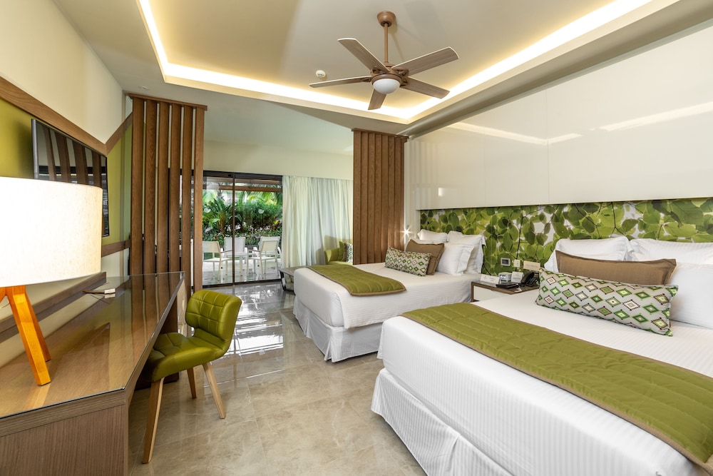 PREMIUM, JUNIOR SUITE, 2 QUEEN BEDS, TROPICAL VIEW