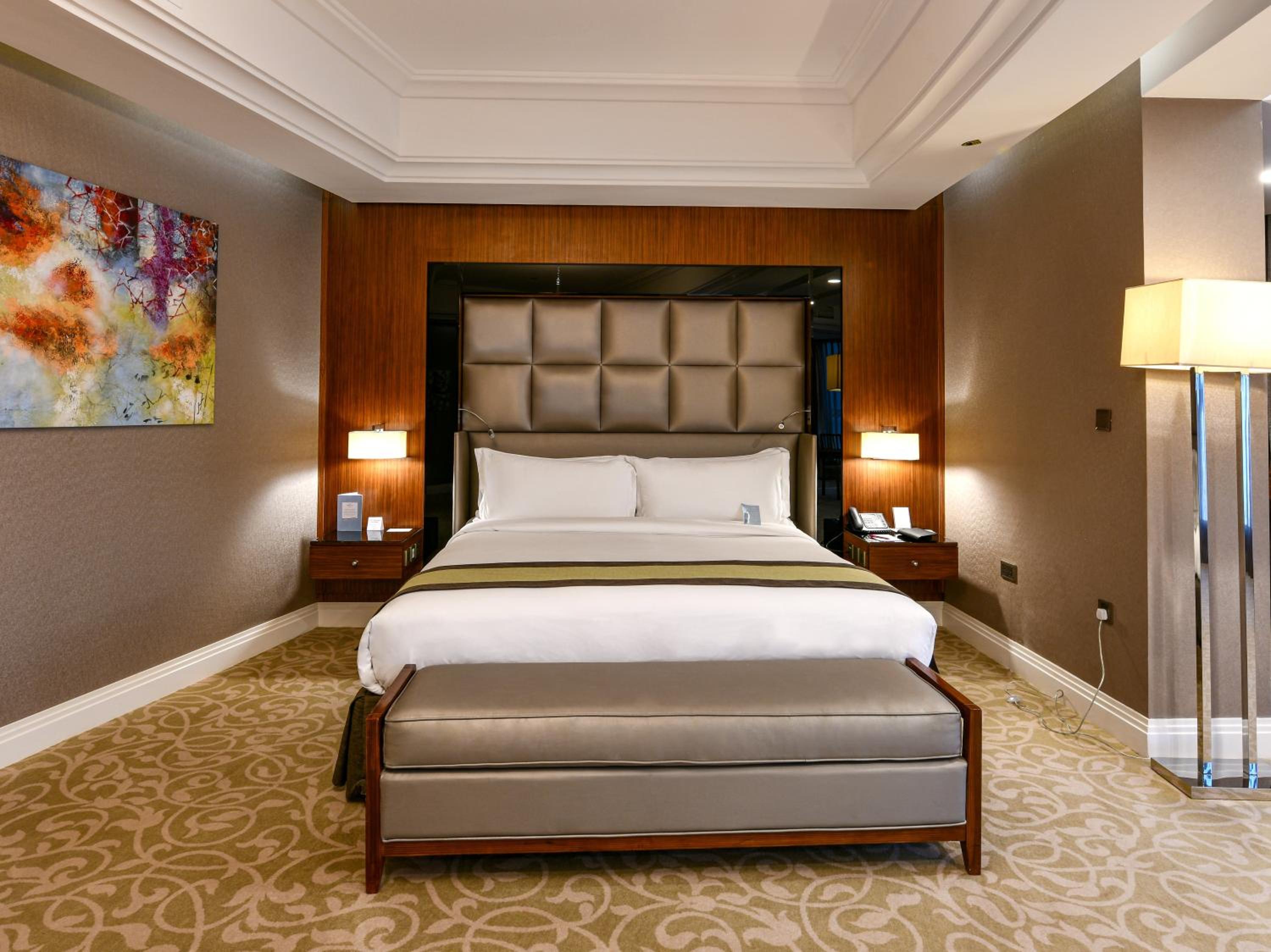 غرفة قياسية بسرير كوين