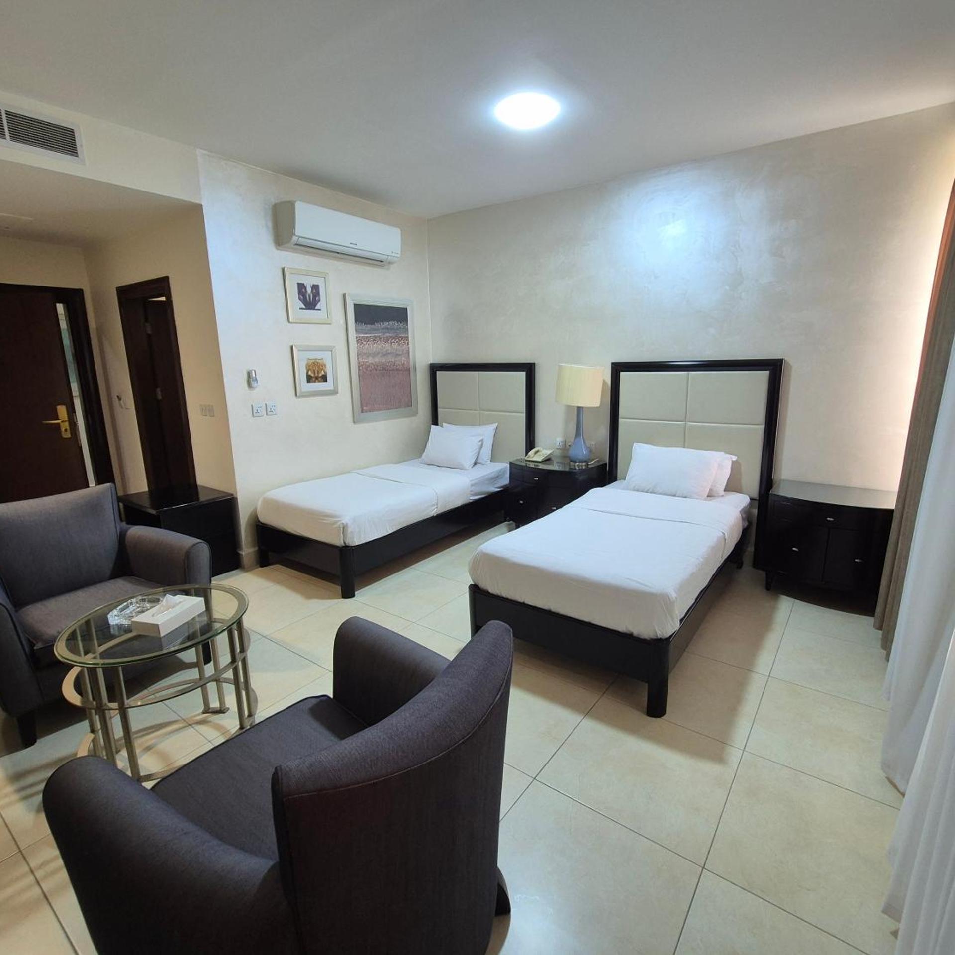 Deluxe, LE VENDOME HOTEL 4/10