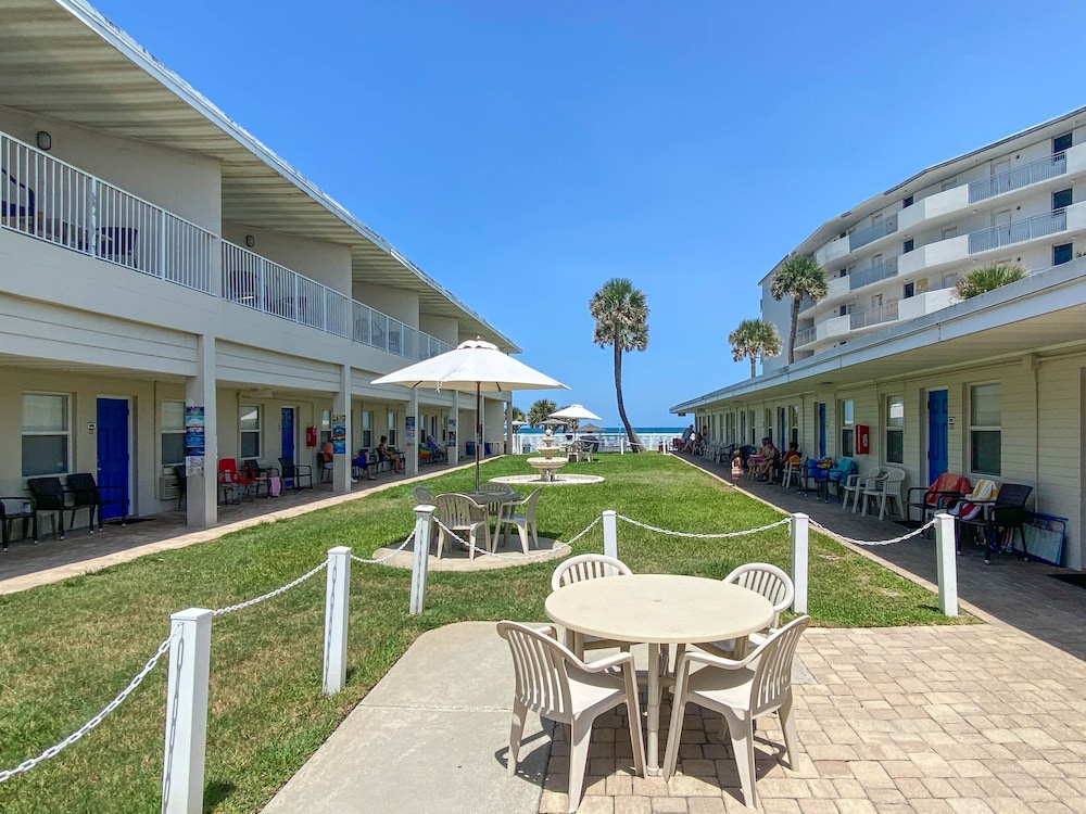 Ocean Court Beachfront Hotel 18/21